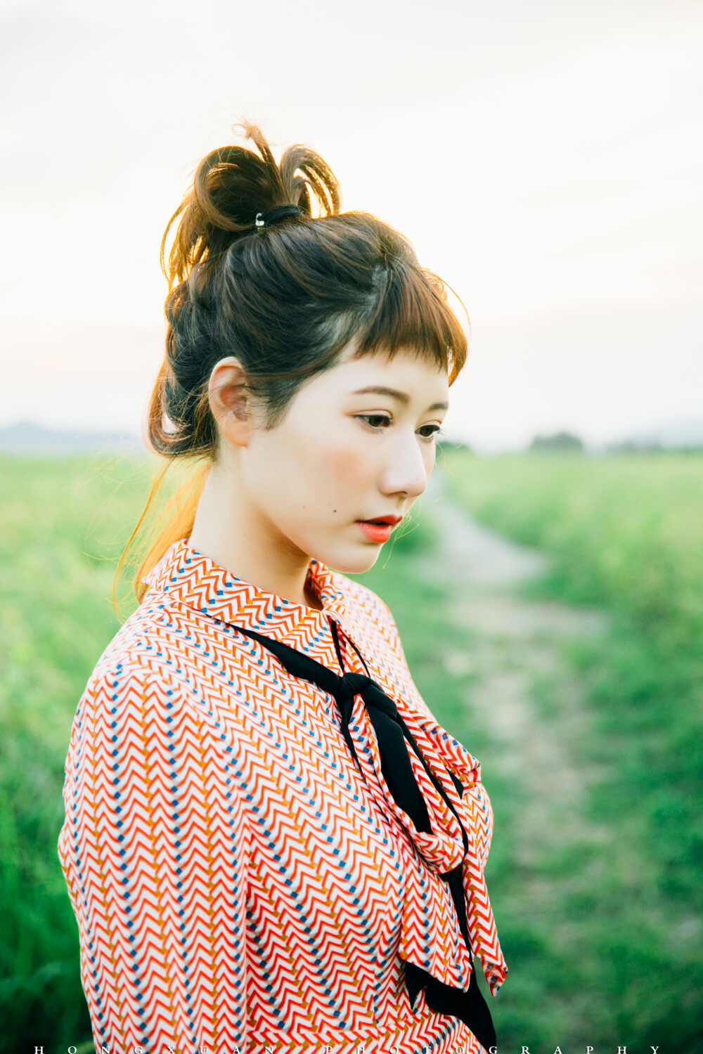 好奇怪的女神裙
摄影：洪小漩
出镜：马儿
马儿说，这条是女神裙，可是人家赞助商店里的主打款呢。
我叹了一口气，这条裙子好难拍啊。
