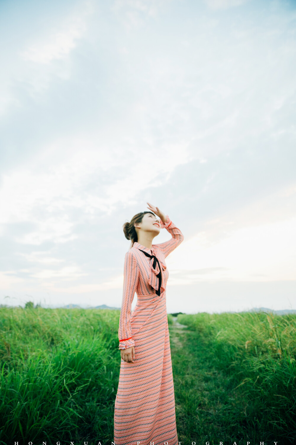 好奇怪的女神裙
摄影：洪小漩
出镜：马儿
马儿说，这条是女神裙，可是人家赞助商店里的主打款呢。
我叹了一口气，这条裙子好难拍啊。
