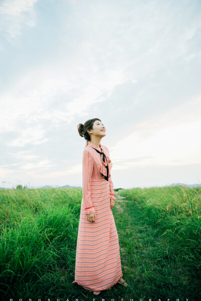 好奇怪的女神裙
摄影：洪小漩
出镜：马儿
马儿说，这条是女神裙，可是人家赞助商店里的主打款呢。
我叹了一口气，这条裙子好难拍啊。
