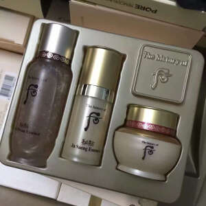 给大家算个帐哈[偷笑]后的入手门槛可以很低。[呲牙][呲牙]
密贴面霜139660ml，平均23元/ml。
自生三合一精华97045ml，平均25.5元/ml
循环导入精华57585ml，平均6.8元/ml

这个中样套装有循环精华15ml+自生精华8ML+面霜8ml
相当于101➕204➕184，合计价值等于489元的中样却有这让人无法抗拒的价格！不到200～