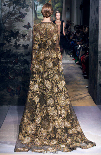 Valentino S/S 2014 Haute Couture｜那一季设计师在历史悠久的意大利歌剧中汲取灵感，用艺术化的细节处理手法描绘出一场和森林有关的华美童话故事～