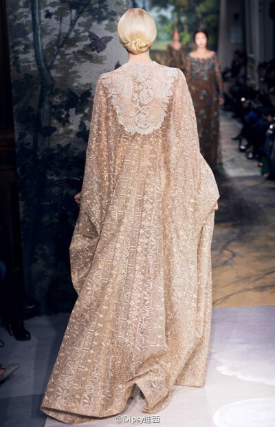 Valentino S/S 2014 Haute Couture｜那一季设计师在历史悠久的意大利歌剧中汲取灵感，用艺术化的细节处理手法描绘出一场和森林有关的华美童话故事～