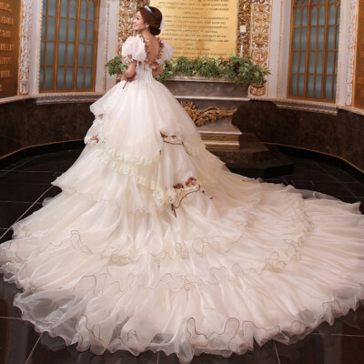 一定要找到，那个能让你的心静下来的人，从此不再剑拔弩张、左右奔突；
也一定要找到，那个能让你的心精进起来的人，从此万水千山、世世生生。