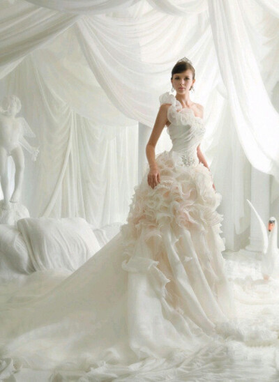 一定要找到，那个能让你的心静下来的人，从此不再剑拔弩张、左右奔突；
也一定要找到，那个能让你的心精进起来的人，从此万水千山、世世生生。