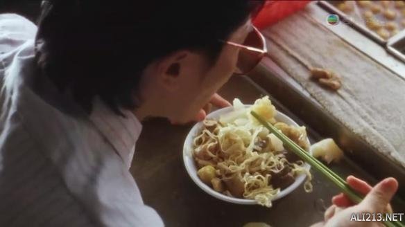 《食神》 粤菜 叉烧饭
豆瓣评分：7.7 上映时间：1996
导演 : 李力持 主演 :周星驰 / 莫文蔚
史提芬周在饮食界是享誉盛名的食神，但一直骄傲自大，惟利是图。
被身边得力助手陷害，一夜间一无所有。
他在庙街认识了早已对他倾心的大姐大火鸡及一众老大，靠着史提芬周的商业头脑，他们决定推出“爆浆癞尿牛丸”……
只要用心做菜人人都是食神！