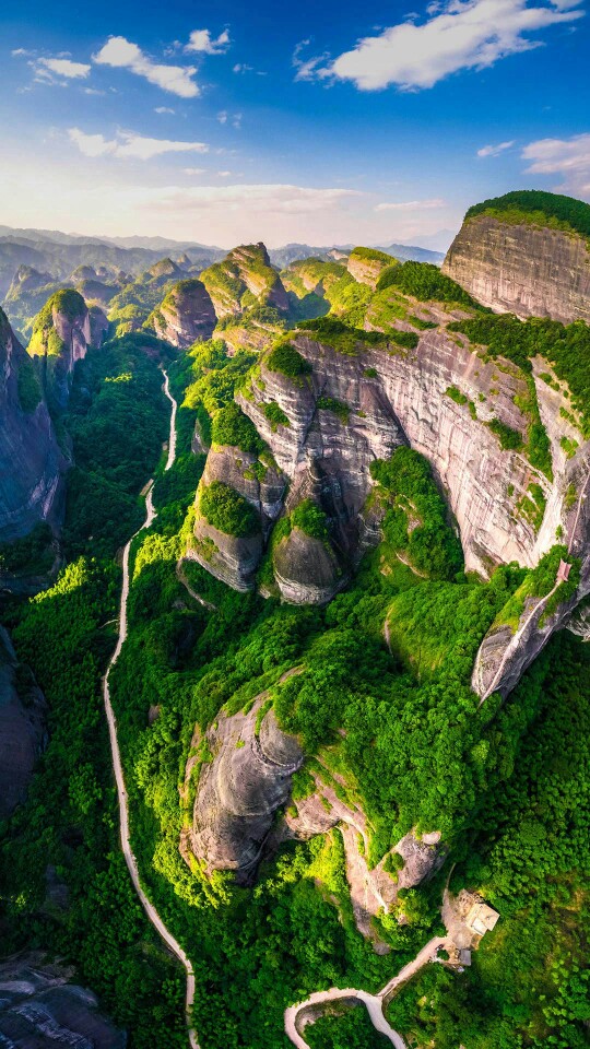 八角寨地处湘桂交界的越城岒山脉腹地，属典型的丹霞地貌。这里有复杂的地质结构和独特的气候，雨后万山如洗，青山如黛，群峰如螺，楚天寥廓。