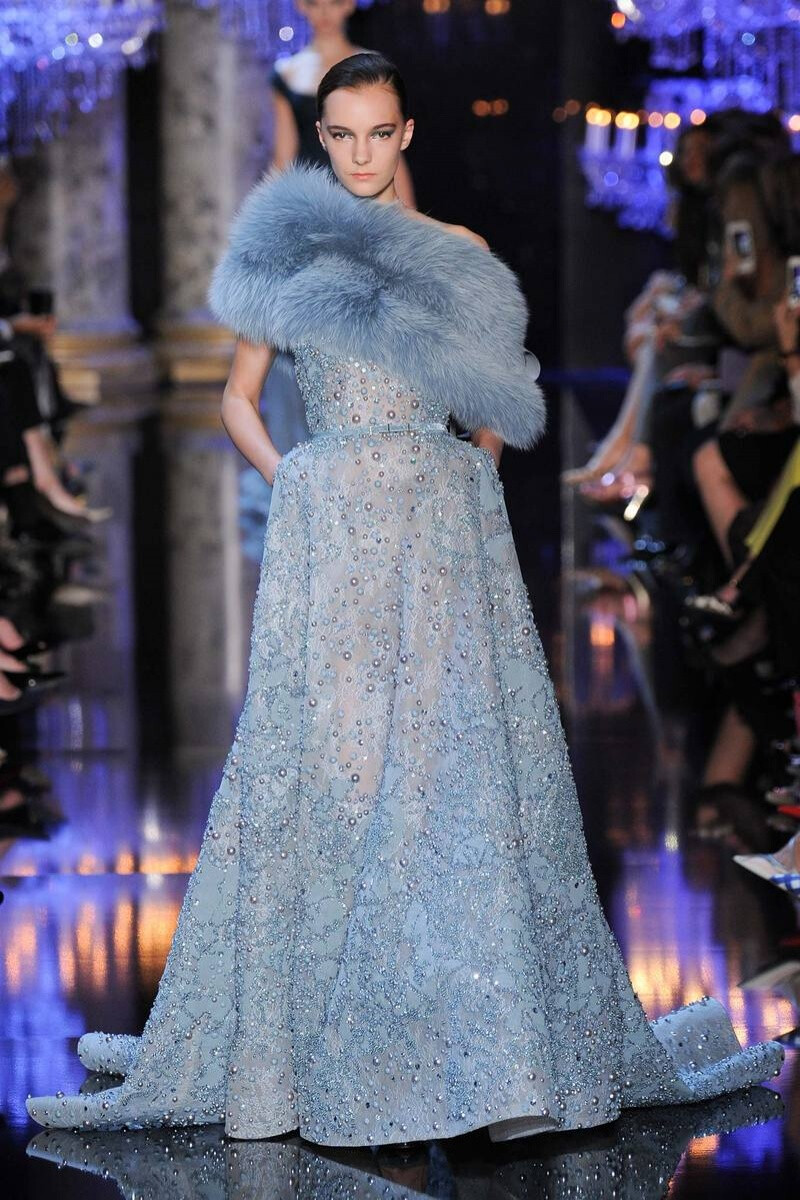 Elie Saab 2014 秋冬高级定制将冰雪蓝，西瓜红，珍珠白，夜空黑等色彩发挥极致，深深浅浅却缤纷异常。无论是精美的刺绣，醉眼的钉珠，华贵的金丝，还是飘逸的薄纱，磅礴的丝绸，梦幻仙气是Elie Saab不变的精神～