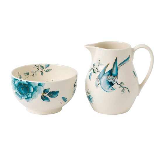 Blue Bird Sugar & Cream Gift Boxed
青鳥糖奶罐
WEDGEWOOD
Blue Bird青鳥系列歡慶皇后御用瓷器（Queen's Ware）問世250週年。Blue Bird青鳥系列餐具和禮品件頗具歷史象徵意義，運用皇后御用瓷器的輪廓，以栩栩如生的花鳥圖案為主題。花鳥圖樣取材自第一批Wedgwood圖案冊中的一款花卉設計。Wedgwood圖案冊的歷史最早可追溯到18世紀。這款圖樣採用當代技法重新繪製，讓顏色更鮮明，以符合此系列較輕鬆、休閒的風格。全系列單品均附有以藍色小鳥為中心的品牌印記，這個圖案是從Wedgwood的設計圖案庫中擷取靈感，以優雅的藍色呈現。