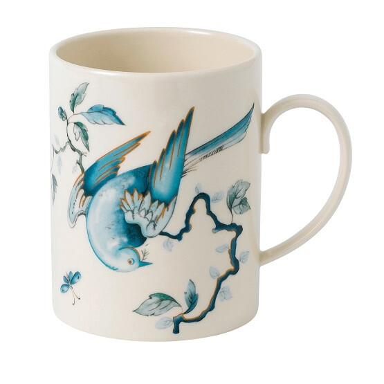 Blue Bird Mug 0.25ltr
WEDGEWOOD
Blue Bird青鳥系列歡慶皇后御用瓷器（Queen's Ware）問世250週年。Blue Bird青鳥系列餐具和禮品件頗具歷史象徵意義，運用皇后御用瓷器的輪廓，以栩栩如生的花鳥圖案為主題。花鳥圖樣取材自第一批Wedgwood圖案冊中的一款花卉設計。Wedgwood圖案冊的歷史最早可追溯到18世紀。這款圖樣採用當代技法重新繪製，讓顏色更鮮明，以符合此系列較輕鬆、休閒的風格。全系列單品均附有以藍色小鳥為中心的品牌印記，這個圖案是從Wedgwood的設計圖案庫中擷取靈感，以優雅的藍色呈現。