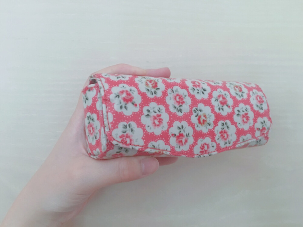 #what's in my bag 朋友送的礼物cath kidston的眼睛盒