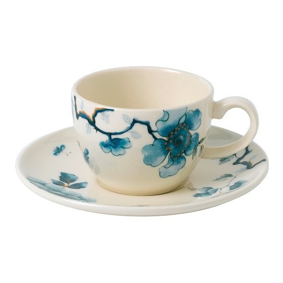 Blue Bird Espresso Cup & Saucer Ｇift Boxed
青鳥濃縮咖啡杯
WEDGEWOOD
Blue Bird青鳥系列歡慶皇后御用瓷器（Queen's Ware）問世250週年。Blue Bird青鳥系列餐具和禮品件頗具歷史象徵意義，運用皇后御用瓷器的輪廓，以栩栩如生的花鳥圖案為主題。花鳥圖樣取材自第一批Wedgwood圖案冊中的一款花卉設計。Wedgwood圖案冊的歷史最早可追溯到18世紀。這款圖樣採用當代技法重新繪製，讓顏色更鮮明，以符合此系列較輕鬆、休閒的風格。全系列單品均附有以藍色小鳥為中心的品牌印記，這個圖案是從Wedgwood的設計圖案庫中擷取靈感