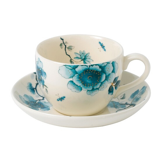 Blue Bird Teacup & Saucer Gift Boxed
青鳥客杯
WEDGEWOOD
Blue Bird青鳥系列歡慶皇后御用瓷器（Queen's Ware）問世250週年。Blue Bird青鳥系列餐具和禮品件頗具歷史象徵意義，運用皇后御用瓷器的輪廓，以栩栩如生的花鳥圖案為主題。花鳥圖樣取材自第一批Wedgwood圖案冊中的一款花卉設計。Wedgwood圖案冊的歷史最早可追溯到18世紀。這款圖樣採用當代技法重新繪製，讓顏色更鮮明，以符合此系列較輕鬆、休閒的風格。全系列單品均附有以藍色小鳥為中心的品牌印記，這個圖案是從Wedgwood的設計圖案庫中擷取靈感，以優雅的藍色呈現。