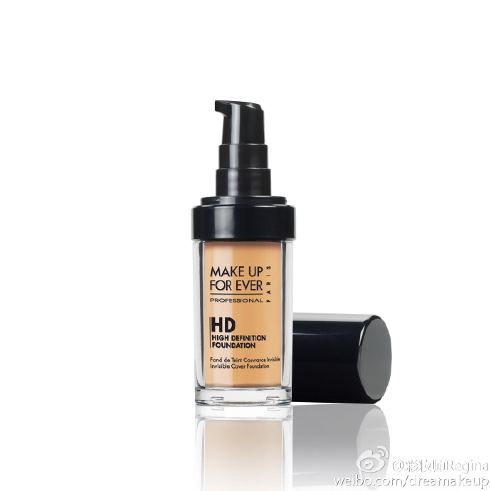 #美妆大赏##粉底部门#Make Up For Ever HD Foundation，中文名叫“清晰无痕粉底液”，其实最初是为高清数码镜头下（拍照、电视）设计的无痕粉底，能够在高清camera下呈现出无痕自然的妆感。由于工作关系，接触到的通常不是杂志广告拍摄、就是需要上电视的主持人、还有新娘们... 请继续看截图