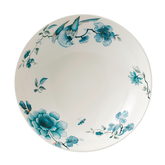 Blue Bird Pasta Bowl 28cm
青鳥28公分義大利麵碗
WEDGEWOOD
Blue Bird青鳥系列歡慶皇后御用瓷器（Queen's Ware）問世250週年。Blue Bird青鳥系列餐具和禮品件頗具歷史象徵意義，運用皇后御用瓷器的輪廓，以栩栩如生的花鳥圖案為主題。花鳥圖樣取材自第一批Wedgwood圖案冊中的一款花卉設計。Wedgwood圖案冊的歷史最早可追溯到18世紀。這款圖樣採用當代技法重新繪製，讓顏色更鮮明，以符合此系列較輕鬆、休閒的風格。全系列單品均附有以藍色小鳥為中心的品牌印記，這個圖案是從Wedgwood的設計圖案庫中擷取靈感，以優雅的藍色呈現。
