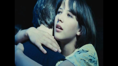 苏菲·玛索（Sophie Marceau），1966年11月17日出生于法国巴黎，法国影视女演员、歌手、作家、导演、编剧。1980年，苏菲·玛索主演青春剧《初吻》出道，出演过《勇敢的心》、《安娜·卡列尼娜》、《芳芳》、《超级女特…