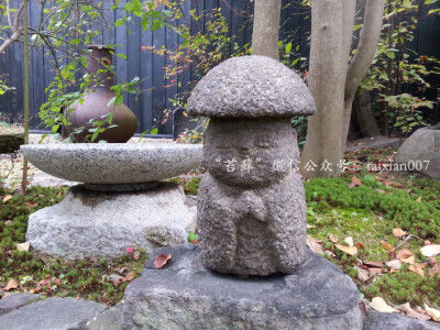 日本庭院小石像