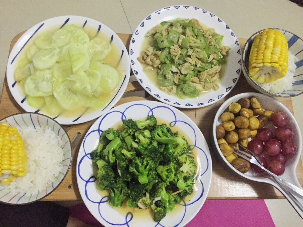 清炒黄瓜+丝瓜炒鸡蛋+耗油西蓝花+糯米饭+玉米+糖炒栗子+葡萄 西蓝花太好吃，王小嫣吃了两碗饭?