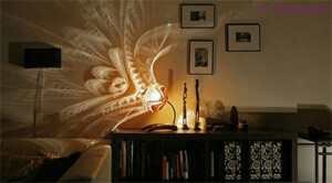 　　撑满空间的光影
　　如何营造出这样的效果？很简单，只需要一个灯泡+镂空的灯罩就可以了。灯光透过灯罩射出来，就会形成图案、星星点点的效果。“星空灯”就是运用的这个原理。