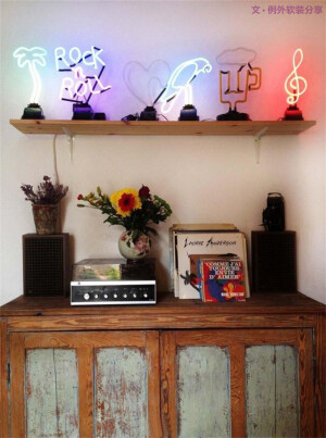 　　夜幕降临，各种霓虹灯，有一种不夜城的感觉。这种灯也可以自己DIY，除了可以做局部的装饰外，还能拼出图案、文字，任由你发挥想象。