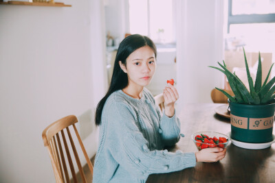 微博@摄影师落luoo
秋日，在家玩什么。
看见好看的家居风格，忍不住厚着脸皮跑去拍照，羞羞脸。