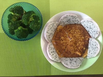 今日早餐：蚝油拌西兰花 胡萝卜蓉鸡蛋饼 火龙果