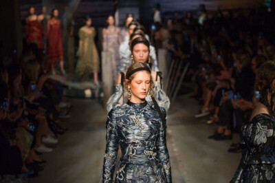艾尔丹姆 (Erdem) 2017春夏女装系列将复古情调进行到底！