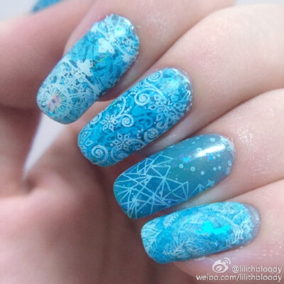 #匣子夏日美甲大赏##阿酥の美甲# -冰花- 蓝果冻色china glaze81325购自@TiNs甜心分队 ，蓝色云母片悦诗风吟旧版69，白色印油来自@小乔不语 ，印花板@MoYou_London enchanted collection16，抄送组织@刷刷我的指甲