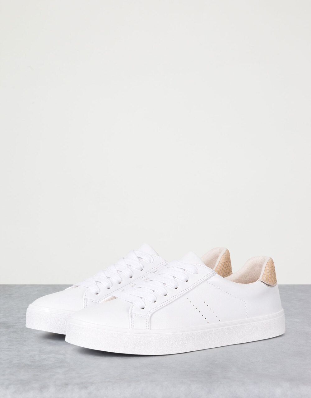 【Bershka】平底小白鞋