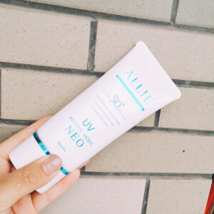 之前说的Aille的防晒，这个很牛掰呀！我室友真的皮肤又黑又糙，去年春天她每天涂这个防晒，这个防晒有美白肤色的效果，就跟素颜霜一样的，不用涂粉底都能轻松出门，不过还是要卸妆，今年室友的皮肤白了好几个色号，又滑又嫩，推荐推荐，室友混油，换季敏感肌肤，这个防晒有个小缺点，味道特别大，看在美肤这么厉害的份上，忍了