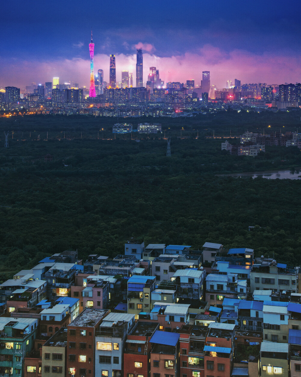 今年广州八月底到九月中实在太多雨了~ 这段时间刷的图几乎都是在雨天进行~雨一停水汽就上来~整个景~蒙嚓嚓~趁着有点小北风空气通透~赶紧拍 原本想多拍几张把小村子灯光拍多点用合成大法~不知道哪里传来一阵~豆鼓蒸排骨~还有炒酸笋的味道~真的好TM香~只听见肚子的一声回响~穿梭在灵魂深处~不争气的我就收机找吃的去啦~