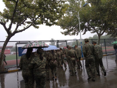 下雨天集合军训