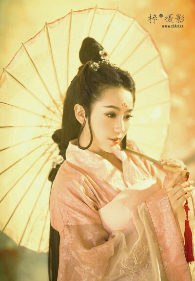 梓摄影 金气秋分，风清露冷秋期半，凉蟾光满，桂子飘香远。by：慕容清儿