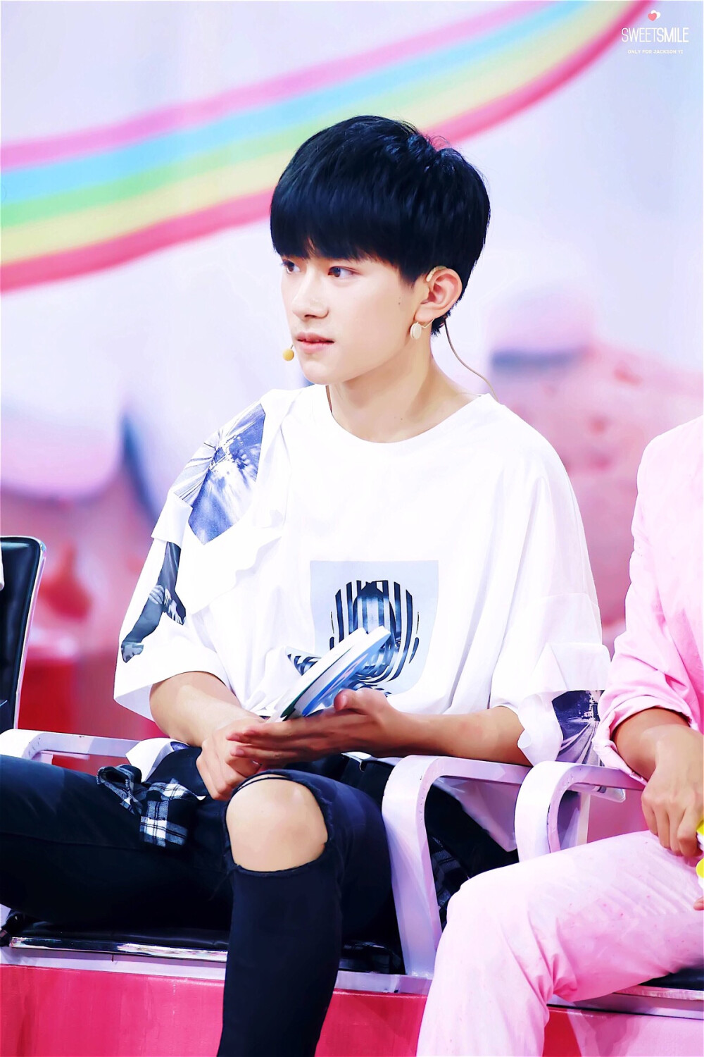 tfboys易烊千玺160826夏日甜心录制高清crlogo壁纸