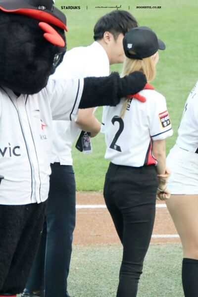 #MAMAMOO# #玟星# #文星伊# #MOONBYUL#
【160910 韩国职棒联赛 开场实图6p】
图cr.starduks/mooruck