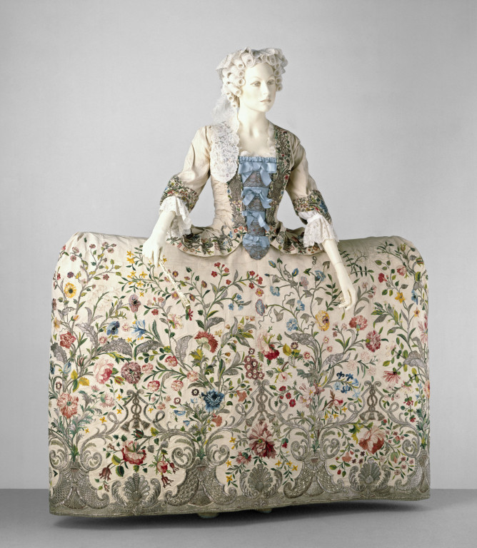 Mantua女袍，1740~1745，英国宫装。一张巨大的布景板，象牙色丝绸上百花缭乱，银丝绣成枝叶纹样与花团锦簇的彩绣交织，占据了裙摆上每一寸空间。绣工倒是真不错，立体感很强~乔治王朝前期的宫廷就被这些震撼心灵的大板砖塞满了收藏于V&A博物馆~