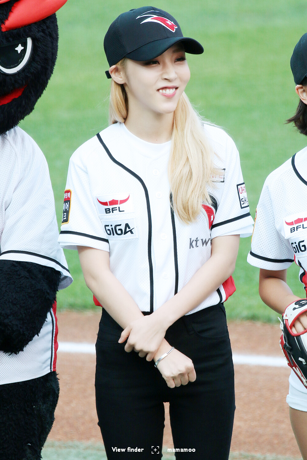 #MAMAMOO# #玟星# #文星伊# #MOONBYUL#
【160910 韩国职棒联赛 开场实图9p】
图cr.viewfinder 4 mamamoo