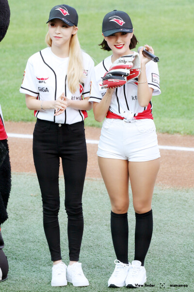 #MAMAMOO# #玟星# #文星伊# #MOONBYUL# #安慧真# #Whasa#
【160910 韩国职棒联赛 开场实图9p】
图cr.viewfinder 4 mamamoo