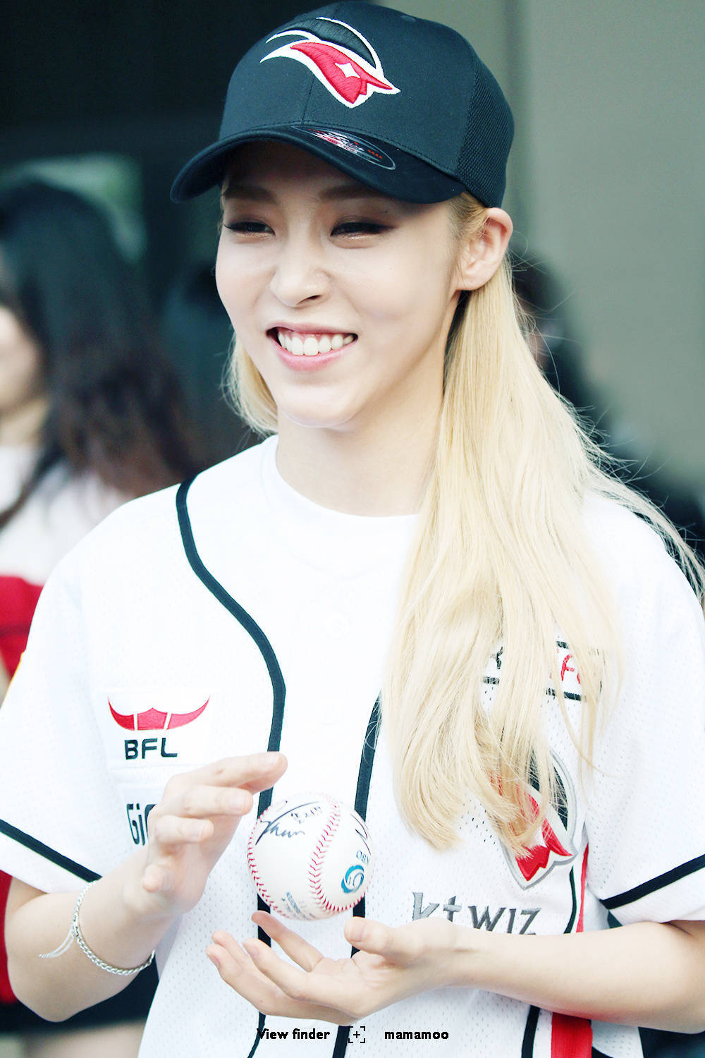 #MAMAMOO# #玟星# #文星伊# #MOONBYUL#
【160910 韩国职棒联赛 上班与开场实图9p】
图cr.viewfinder 4 mamamoo/inthelove