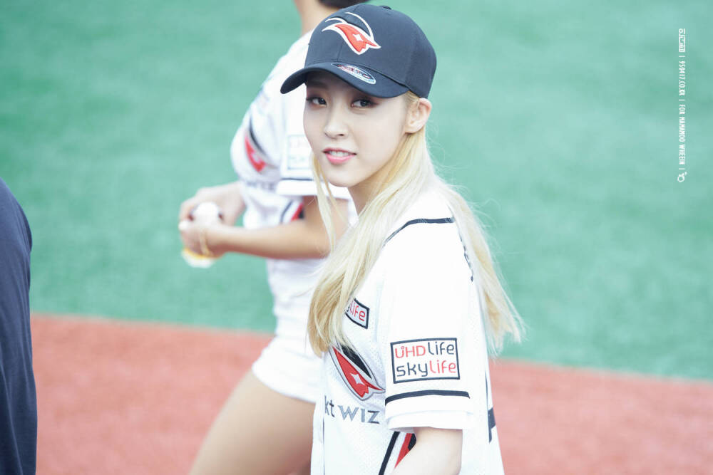 #MAMAMOO# #玟星# #文星伊# #MOONBYUL#
【160910 韩国职棒联赛 上班与开场实图9p】
图cr.viewfinder 4 mamamoo/inthelove
