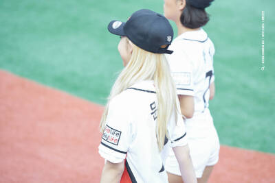 #MAMAMOO# #玟星# #文星伊# #MOONBYUL#
【160910 韩国职棒联赛 上班与开场实图9p】
图cr.viewfinder 4 mamamoo/inthelove
