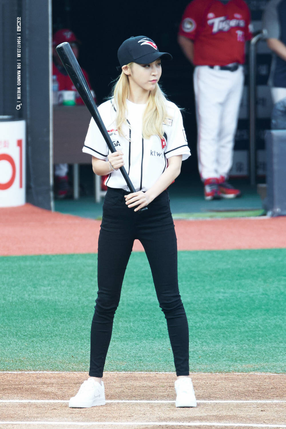 #MAMAMOO# #玟星# #文星伊# #MOONBYUL#
【160910 韩国职棒联赛 上班与开场实图9p】
图cr.viewfinder 4 mamamoo/inthelove
