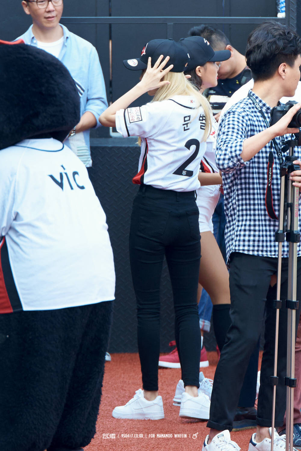 #MAMAMOO# #玟星# #文星伊# #MOONBYUL#
【160910 韩国职棒联赛 上班与开场实图9p】
图cr.viewfinder 4 mamamoo/inthelove
