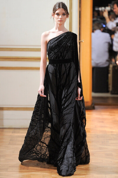 Zuhair Murad 2013 秋冬高级定制“魔法森林”系列，令藤蔓布满全身的视觉力度，配合蕾丝、亮片以及水晶装饰，在聚光灯下营造迷离暮光效果，极致逼真～