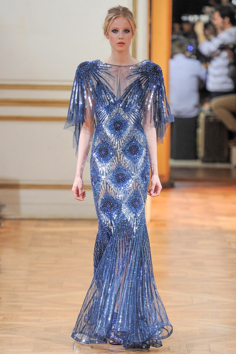 Zuhair Murad 2013 秋冬高级定制“魔法森林”系列，令藤蔓布满全身的视觉力度，配合蕾丝、亮片以及水晶装饰，在聚光灯下营造迷离暮光效果，极致逼真～