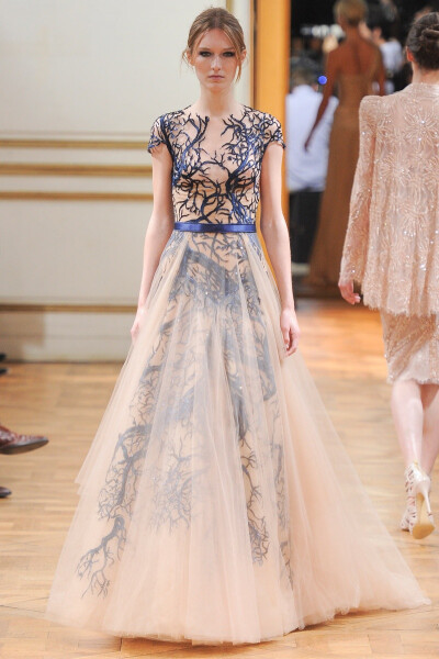 Zuhair Murad 2013 秋冬高级定制“魔法森林”系列，令藤蔓布满全身的视觉力度，配合蕾丝、亮片以及水晶装饰，在聚光灯下营造迷离暮光效果，极致逼真～