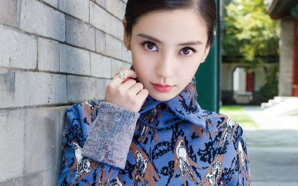 angelababy清新灵动杂志写真图片中桌面壁纸，越来越漂亮的anglebaby最新杂志写真图片