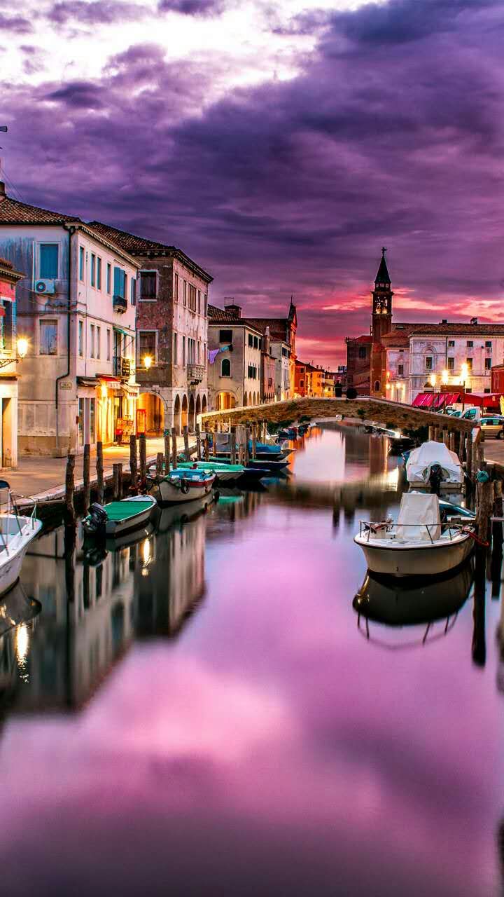 追求你时，恨不得每天都能看到你，不爱你时 却一周都不愿意联系一次，态度就能看出一个人是否喜欢你，天天讨好你取悦你的，别管将来怎么样，至少现在是热恋的，而连续几天都不爱搭理你，甭管从前爱的有多深，现在却已经不爱 别心存幻想，态度是最好的证明。