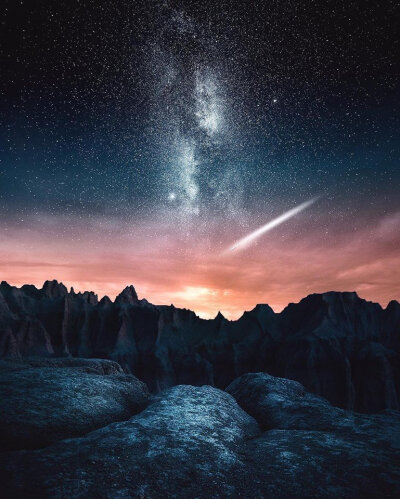 #天文酷图# 银河系过恶地国家公园，南达科他州，美国。图片由Jaxson Pohlman摄影
