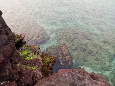 在海枯石烂的火山岩，海水是碧蓝碧绿的颜色，咸湿的海风不断打在脸上，让人一刻也不想离去