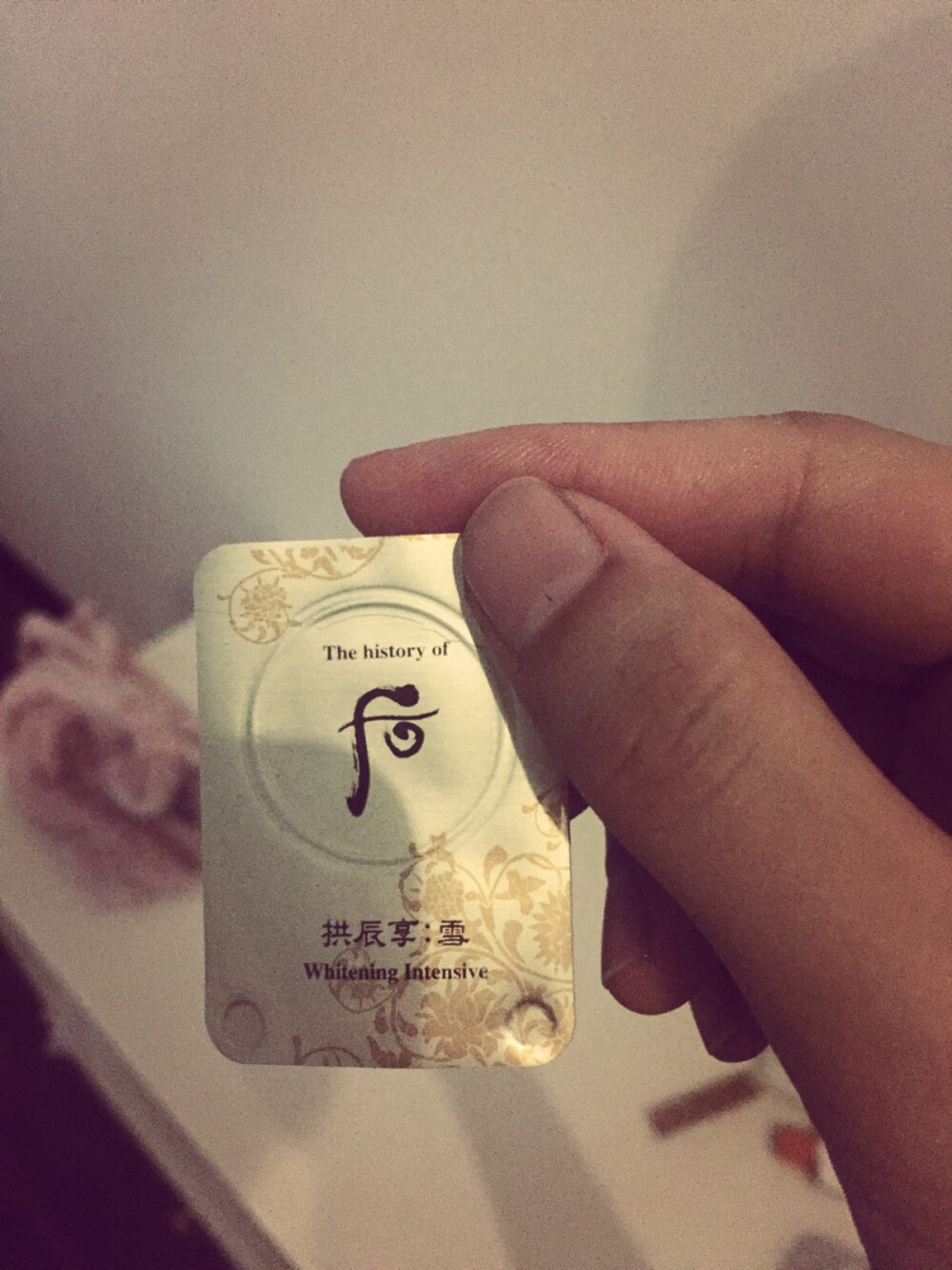 whoo 美白膏。微博上介绍的，洗脸后擦一层，再敷一张补水面膜，美白效果加倍。平时直接擦的话特别去油，摸起来滑滑的。